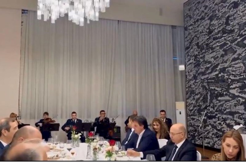 Vuçiçin adından verilən şam yeməyində "Ay Laçın" ifa edilib – Video