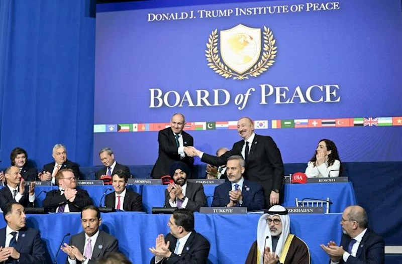 “Liderlərin əl sıxmasının dərin simvolik mənası var” − Hikmət Hacıyev