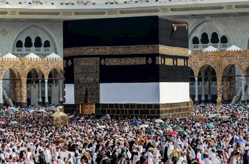 BƏƏ-li qadın Epşteynə Kəbə örtüyünü göndəribmiş