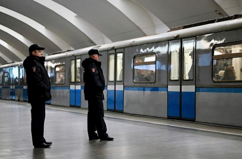 Moskva metrosunda sərnişinlərin telefonları yoxlanılacaq