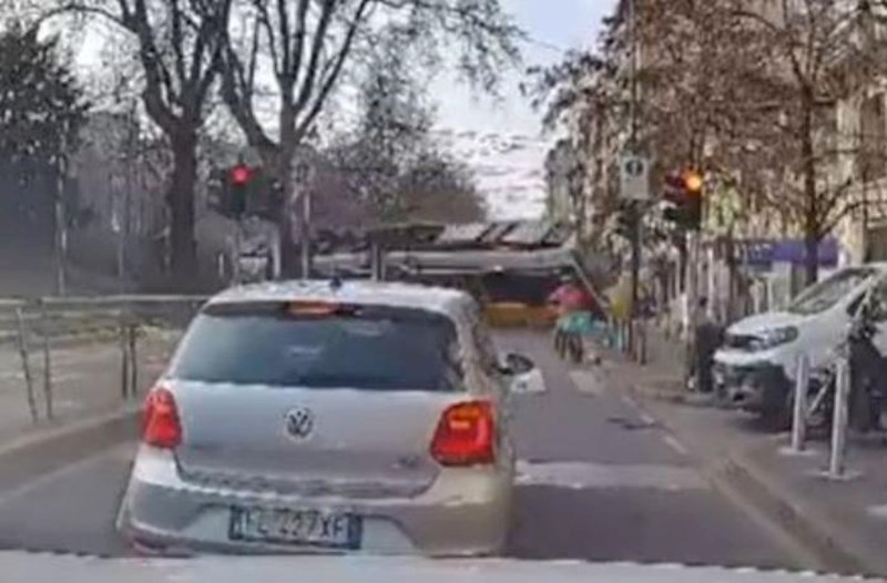 Milanda tramvay relsdən çıxdı, ölənlər var − Video