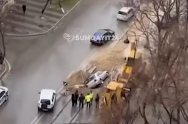 Sumqayıtda avtomobil qazıntı işləri aparılan əraziyə düşdü − Video