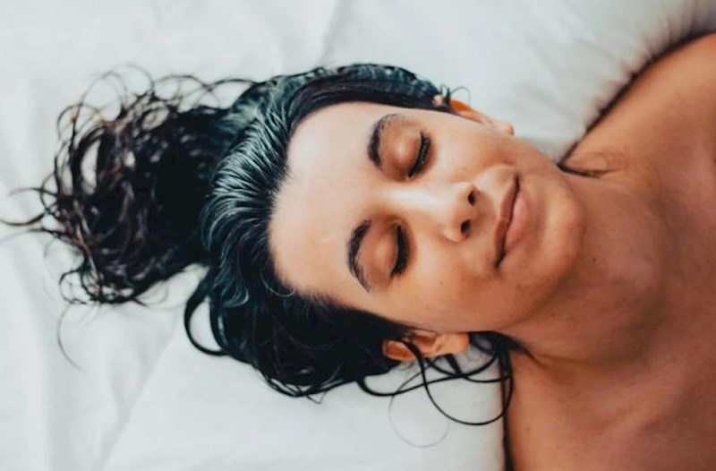 Yaş saçlarla yatmağın təhlükələri