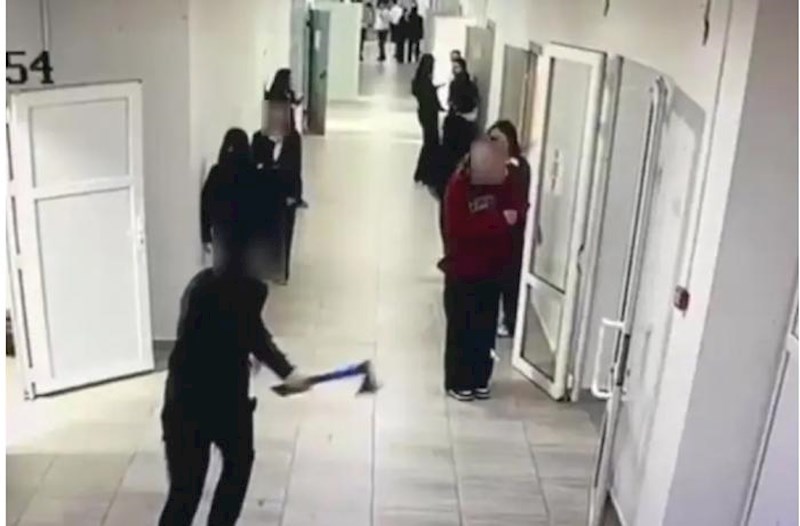 Qazaxıstanda 10-cu sinif şagirdi balta ilə sinif yoldaşlarına hücum edib