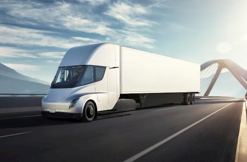 Mask “Tesla Semi”ni təqdim etdi