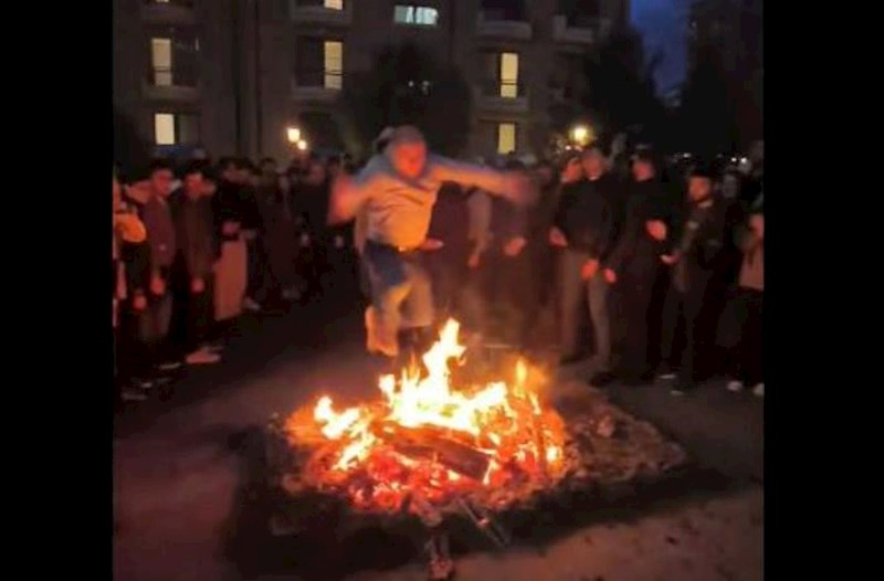 Nazir Xankəndidə tələbələrlə tonqaldan tullandı − Video