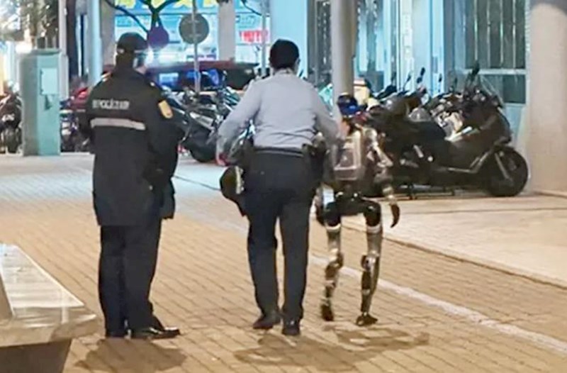 Çində yaşlı qadını qorxudan humanoid robot polis tərəfindən “saxlanıldı” − Video