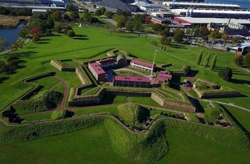 Rubio və Heqsetin yaşadığı Vaşinqton bazası üzərində naməlum dronlar görünüb − WP