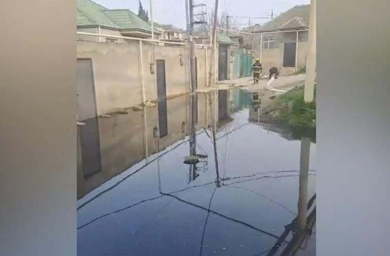 Xətaidə kanalizasiya çökdü, evləri su basdı − Video