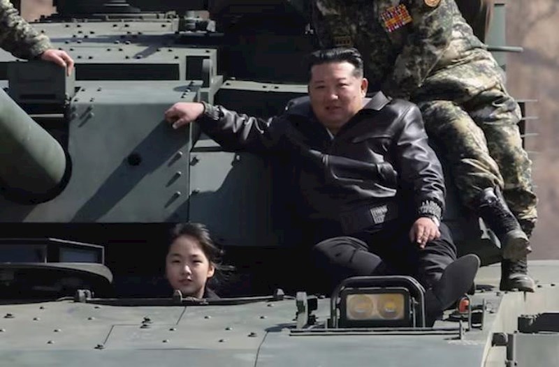 Kim Çen Inın 13 yaşlı qızı tank sürüb – Video