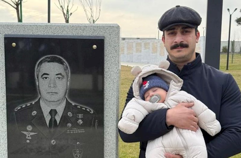 Övladı ilə birlikdə atasını yad etməyə getdi...