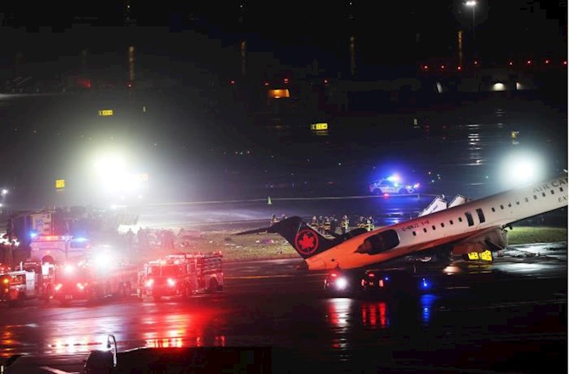 Nyu-York hava limanında qəza – Təyyarə yanğınsöndürən maşınla toqquşdu