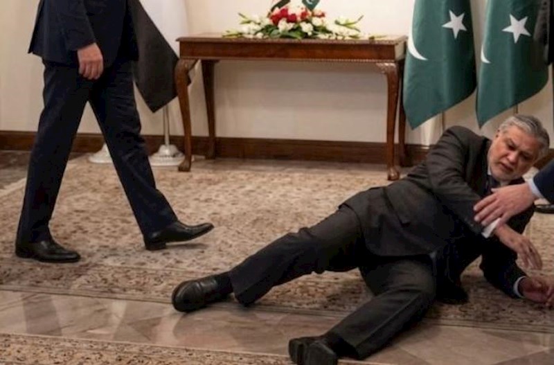 Pakistanın XİN rəhbəri rəsmi mərasimdə yıxıldı – Video