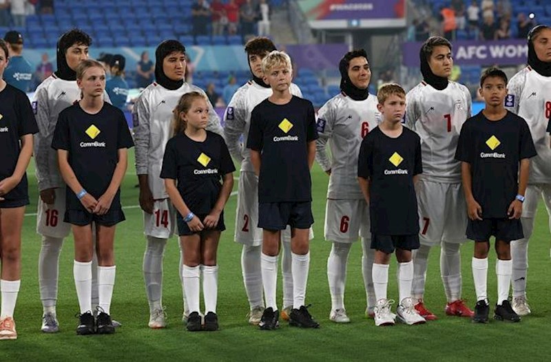 İranlı futbolçular oyundan əvvəl himni oxumaqdan imtina etdilər