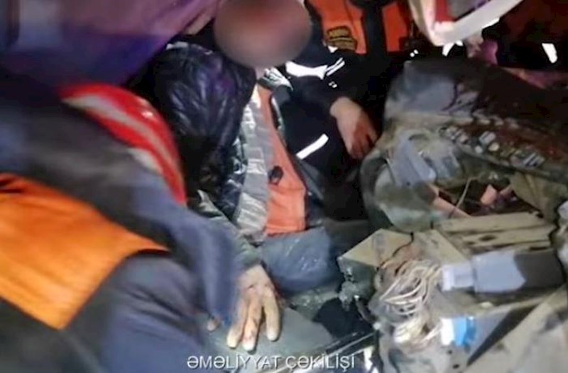Bakıda qəza oldu, iki nəfər avtomobildə sıxışıb qaldı – Video