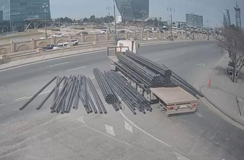“Bağırov” körpüsündə qəza: Yük yola dağıldı – Video