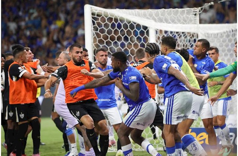 Braziliyadakı matçda dava düşdü, hakim 23 qırmızı vərəqə göstərdi – Video