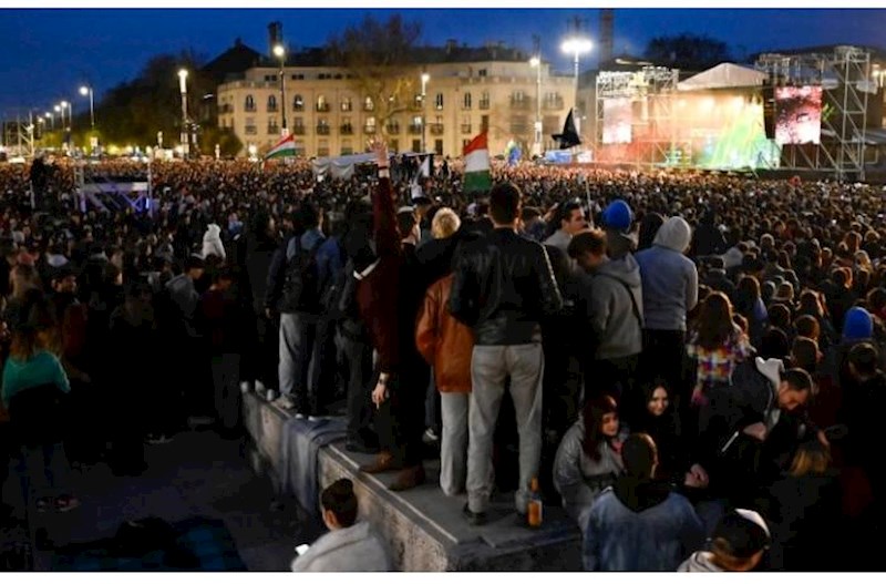 Orbana qarşı etiraz konsertinə 100 mindən çox insan toplaşıb 