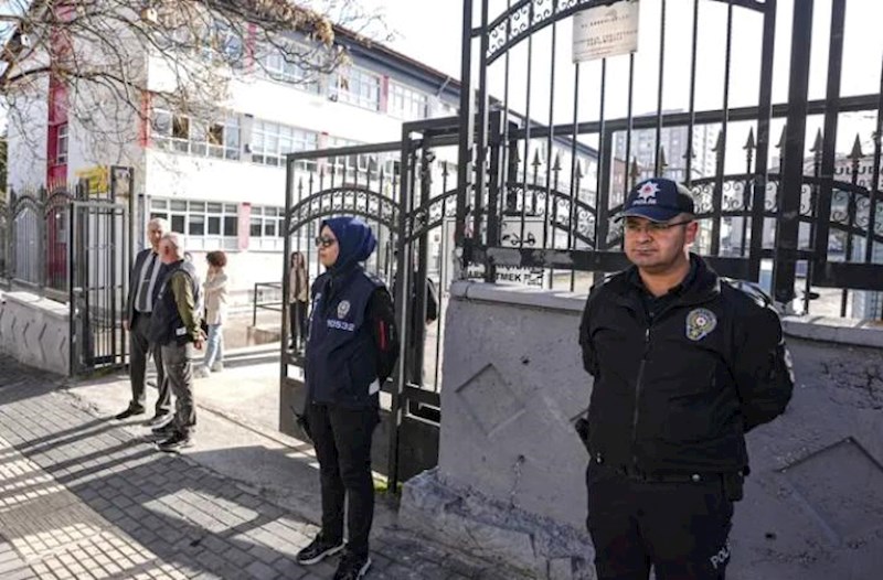 Türkiyədə hər məktəbin qarşısına iki polis təyin edilib
