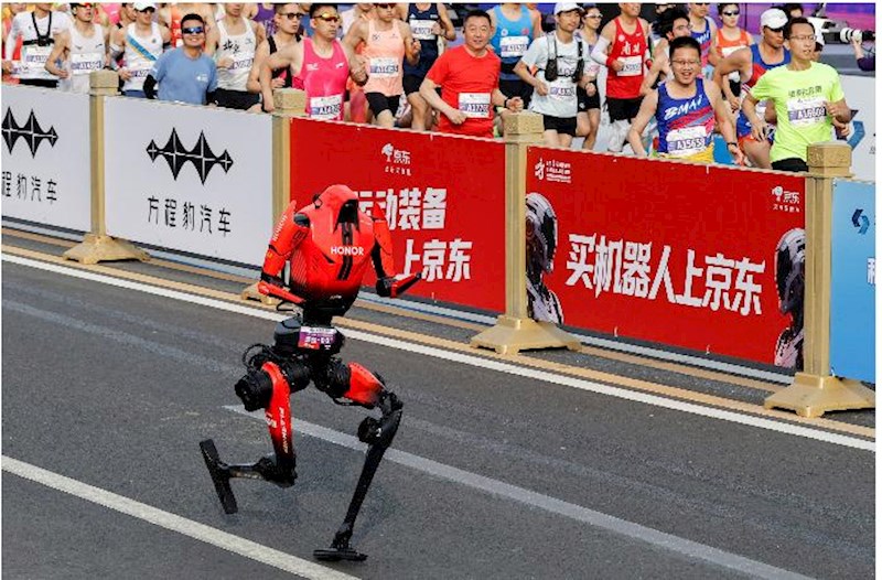 Pekində keçirilən marafonun qalibi robot olub – Video