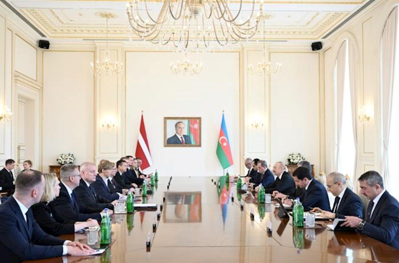 Prezidentlərin geniş tərkibdə görüşü oldu – Fotolar