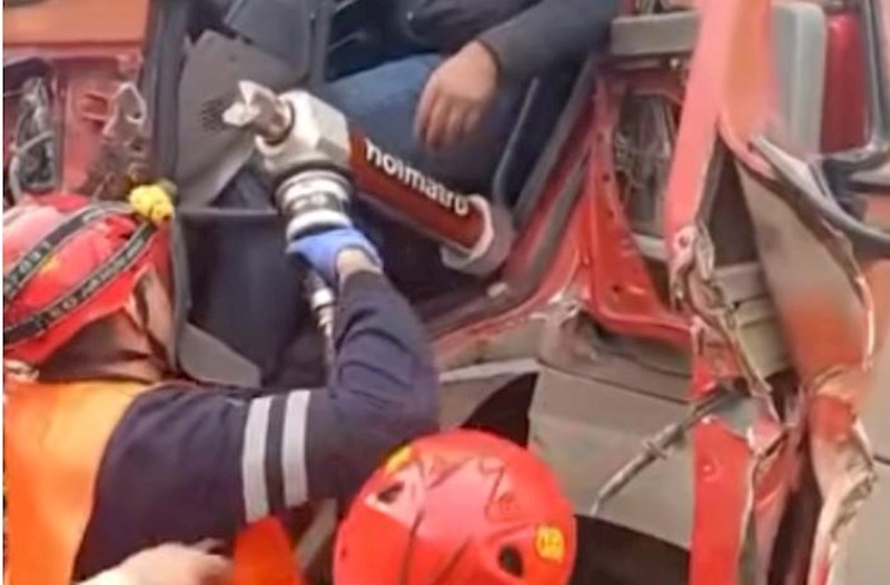 Qəzaya düşən sürücü belə xilas edildi – Video