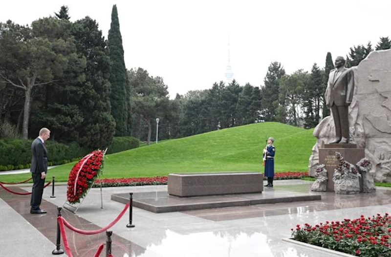 Latviya Prezidenti Fəxri və Şəhidlər xiyabanlarına getdi – Fotolar