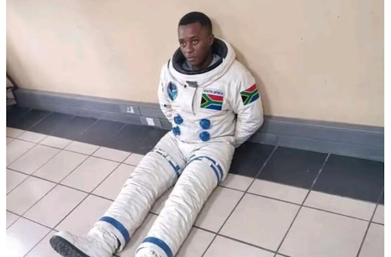 Özünü astronavt kimi təqdim edərək “Aydan gətirilən daşları” satırmış