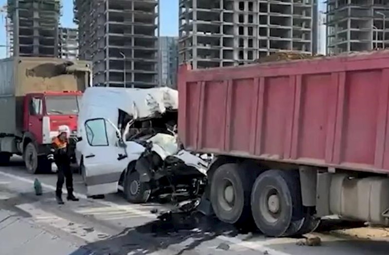 Avtomobildə sıxılı vəziyyətdə qalan sürücü belə xilas olundu – Video