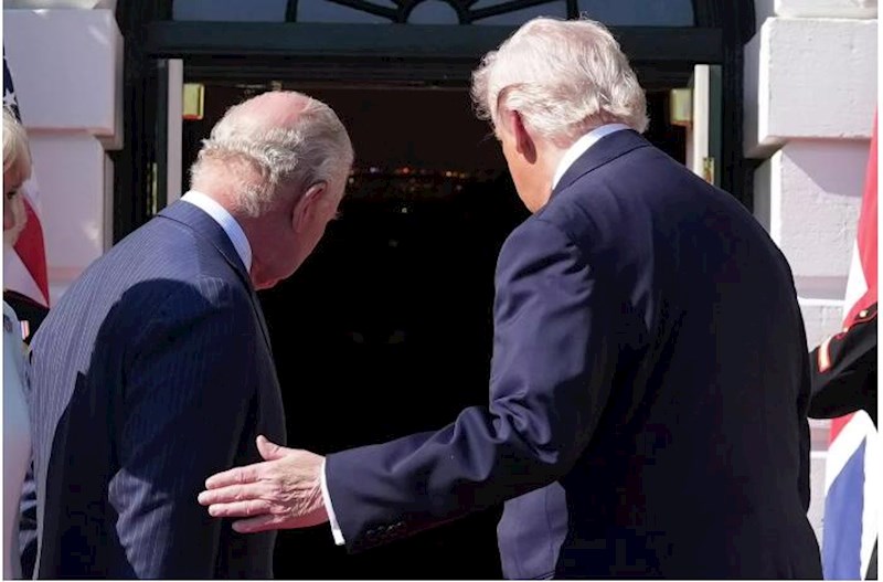 Tramp III Çarlzı qarşılayarkən kral protokolunu pozub – DM