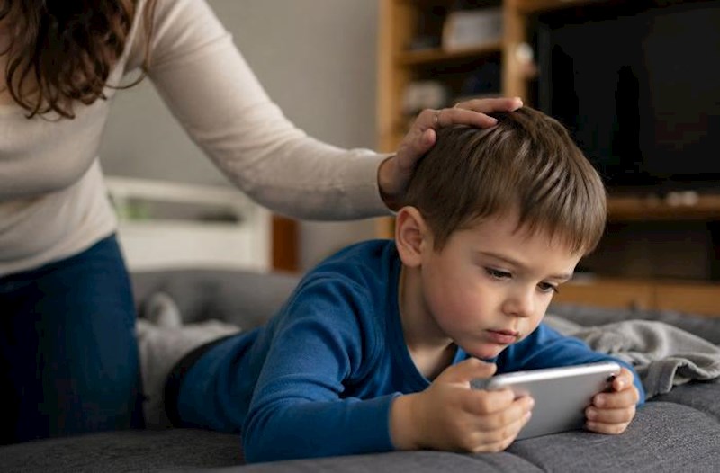 Uşağı sakitləşdirmək üçün verilən telefon onda disrequlyasiyaya səbəb olur