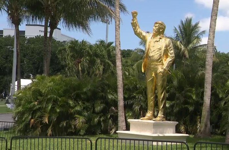 Trampın qızıl suyuna çəkilmiş heykəli qoyuldu