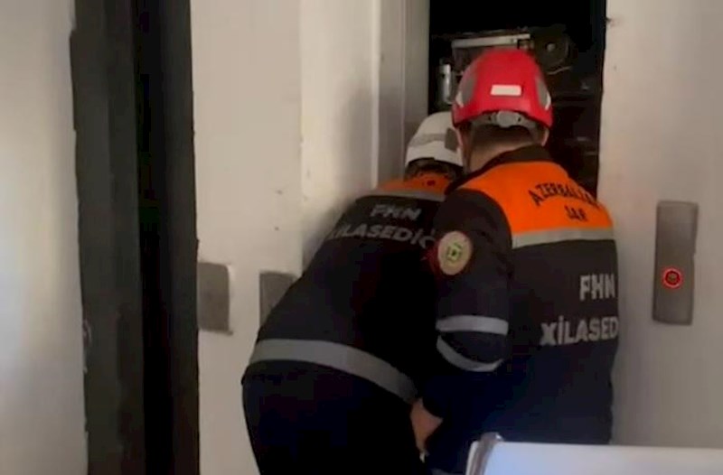 Liftdə qalan qadın belə xilas edildi − Video