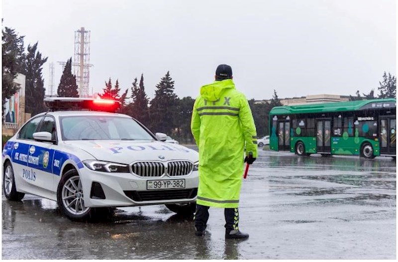 Yol polisi s&uuml;r&uuml;c&uuml;lərə xəbərdarlıq etdi