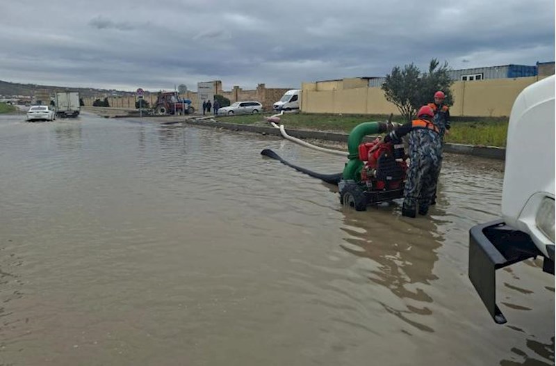 Yağış Bakının 6 rayonunda subasmaya səbəb olub – Video
