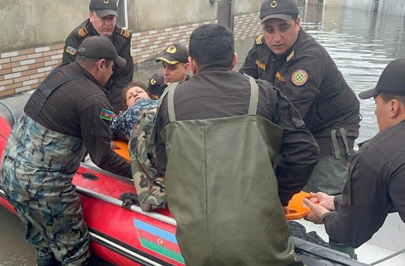 Keşlədə 37 nəfər təxliyə olundu, nazir müavini əraziyə getdi – Video