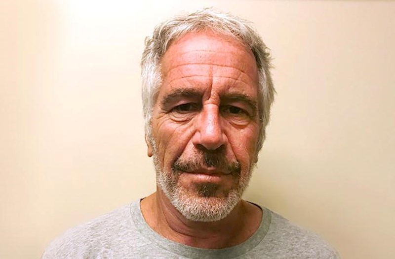 Maskın atası Epşteynin sağ olduğunu iddia edir