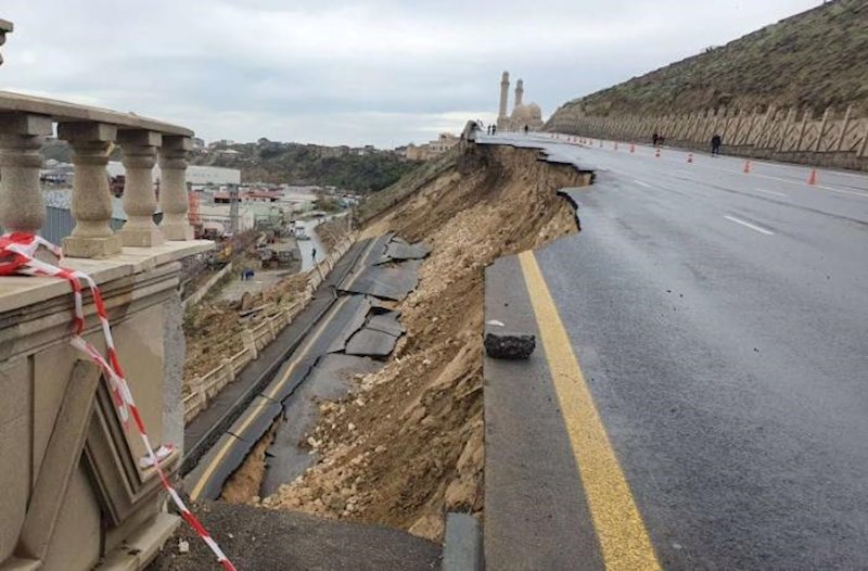 Bu yol torpaq sürüşməsi təhlükəsinə görə qismən bağlandı
