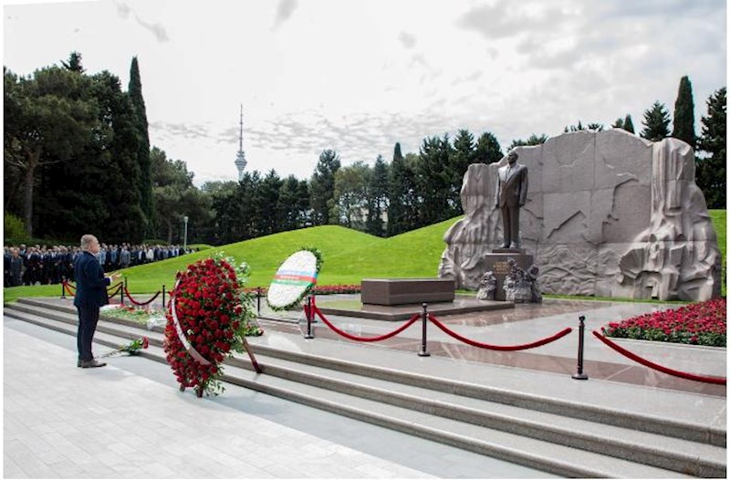“Azərsun Holdinq”in rəhbər heyəti Ulu Öndərin məzarını ziyarət edib – Fotolar