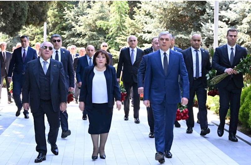 Dövlət rəsmiləri Fəxri xiyabanda – Fotolar