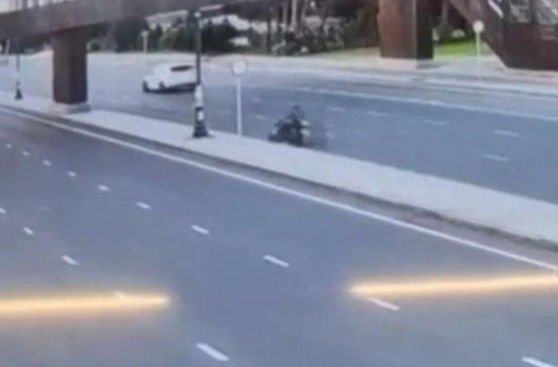 Motosiklet piyada keçidinə çırpıldı – Sürücü öldü + Video