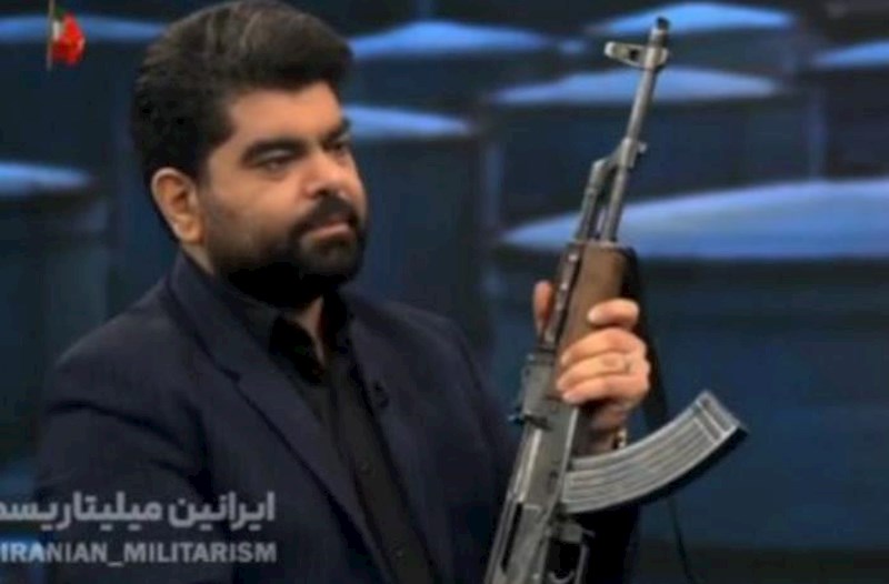 İranda televiziya aparıcısı canlı yayımda silahdan atəş açdı − Video  