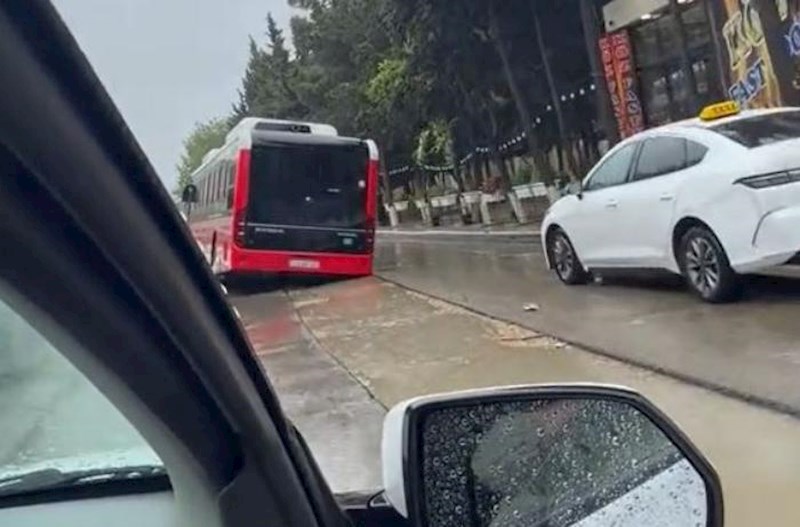 Yağış yağdı, marşrut avtobusu çuxura düşdü − Video
