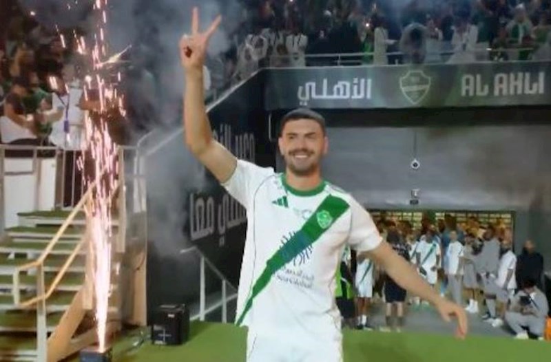 Çempionluq mərasiminə “Çırpınırdı Qara dəniz”lə çıxdı – Video