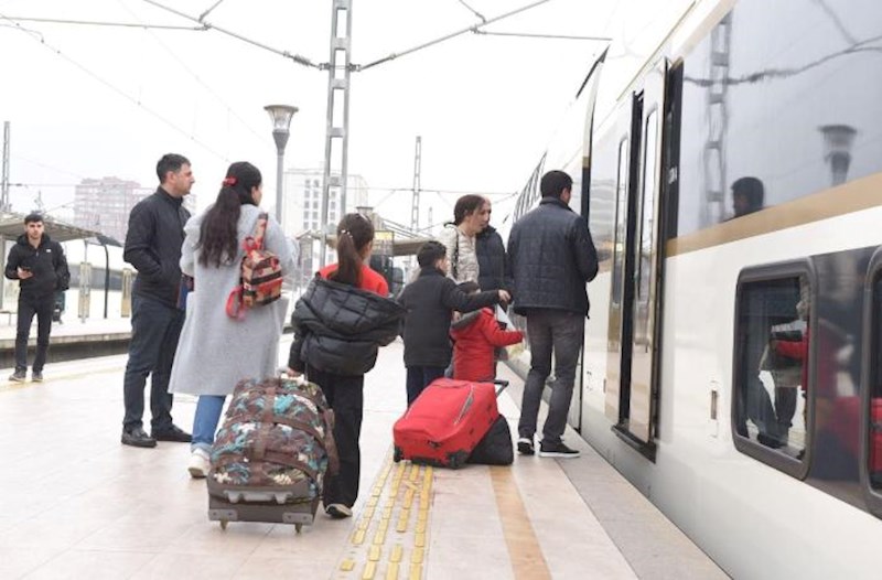 Azərbaycan vətəndaşlarının qatarla ölkədən çıxmasına icazə verən qərar qəbul olundu