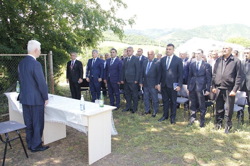 Cəlilabadın İcra başçısı kölgədə, kənd sakinləri isə günəşin altında... –