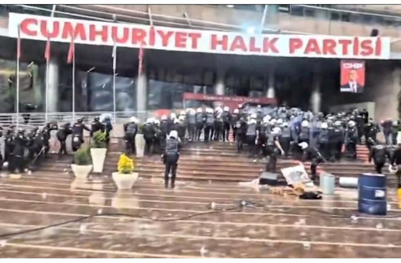 Polis CHP binasına daxil olub – Özel təxliyə bildirişini cıraraq atıb