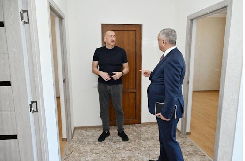 Prezident Xocalıda hərbçilərin evlərindəki şəraitlə tanış oldu – Fotolar