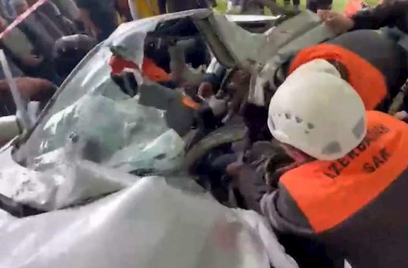 Oğuzda minik avtomobili ağaca çırpıldı, sürücü belə xilas edildi − Video