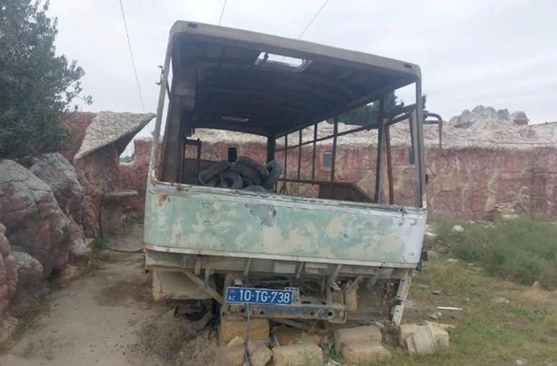 Təkəri, motoru, pəncərələri və oturacaqları olmayan avtobusu 4 700 manata satırlar – Fotolar